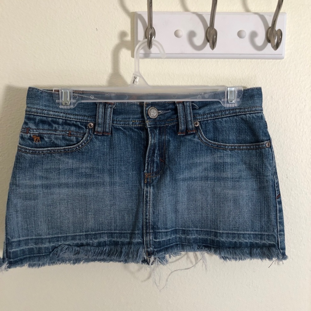 Abercrombie and Fitch Jean mini skirt. It has a frayed bottom and is a size 0